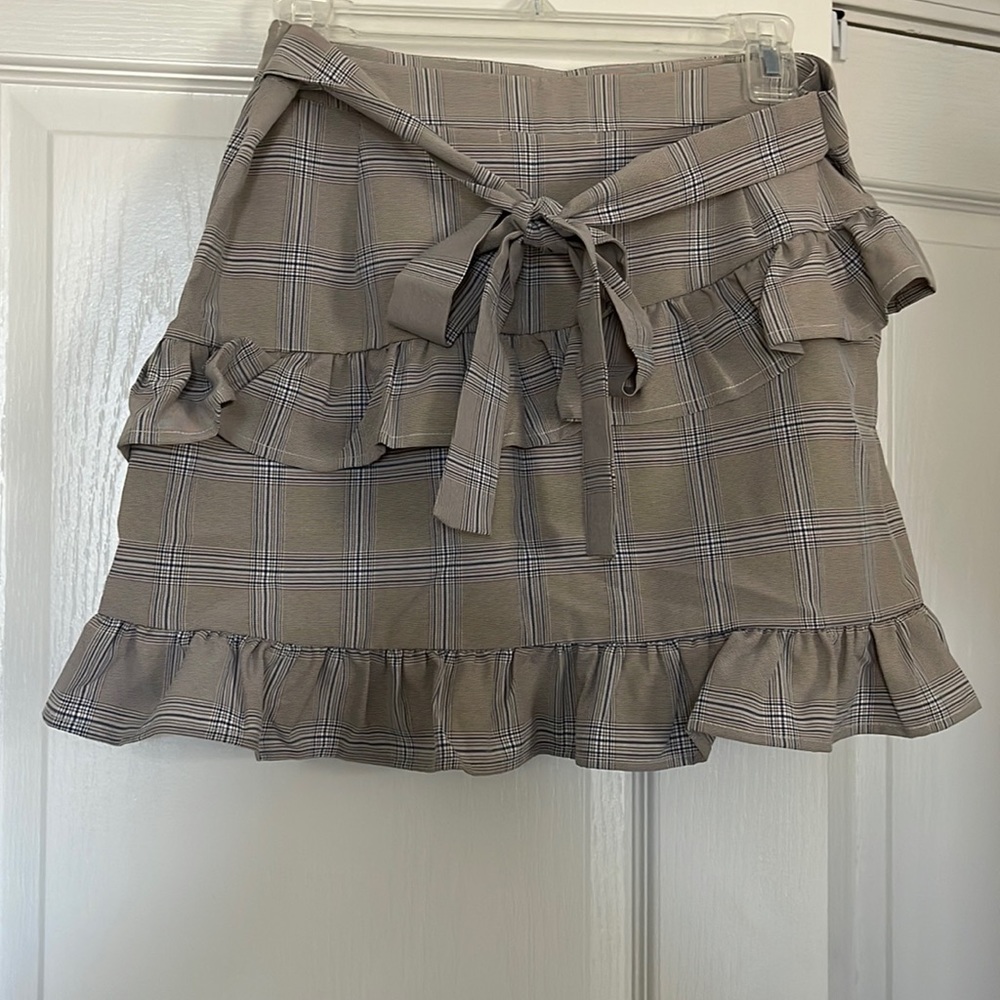 Cute ruffled akirt with side zipper.